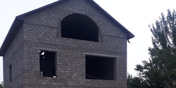 В Астрахани снесли самовольно построенный двухэтажный дом в Трусовском районе