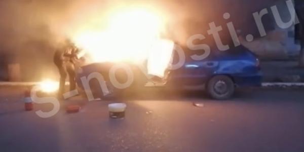 В Астрахани загорелся автомобиль рядом с детским садом на Татищева