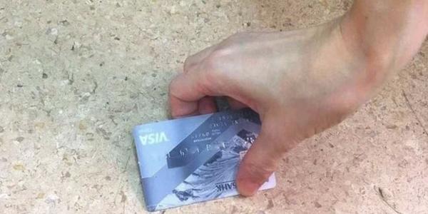 В Астрахани несовершеннолетний похитил деньги с чужой банковской карты 