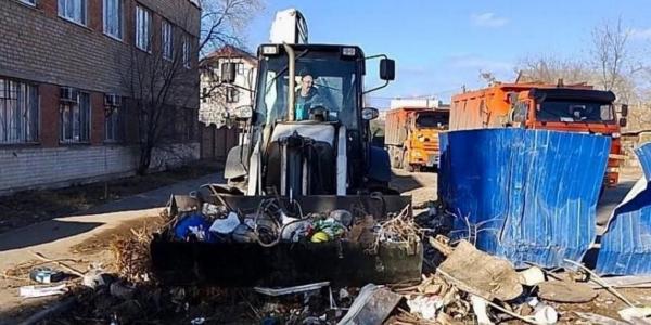 В Астрахани коммунальные службы вывезли 290 тонн мусора и 56 тонн наледи в новогодние праздники