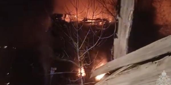 В Астрахани загорелись два здания на улице Гоголя