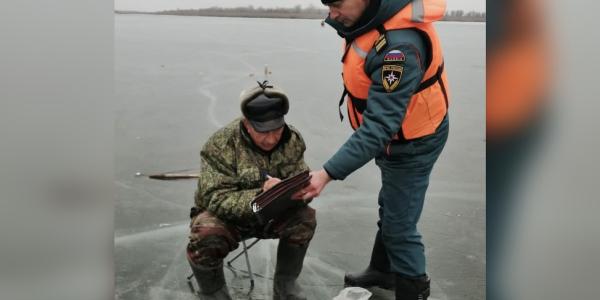 В Астраханской области толщина льда составляет менее 4 см