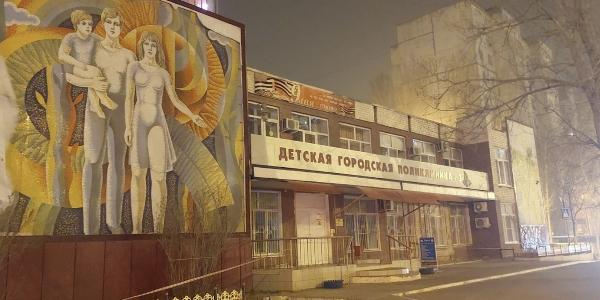 В Астрахани ветер обнажил забытую советскую мозаику на детской поликлинике