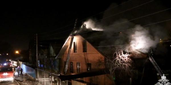 В Астрахани загорелся жилой дом в Ленинском районе