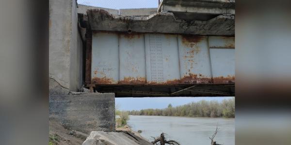 В селе Бирюковка Астраханской области разваливается мост через ерик Сухой Рычан