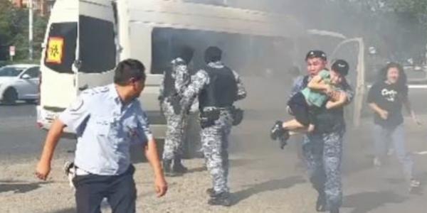 В Астрахани судебные приставы спасли пассажиров и водителя из горящей маршрутки