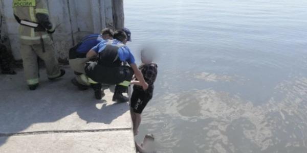 В Астрахани на реке Волга чуть не утонули два человека