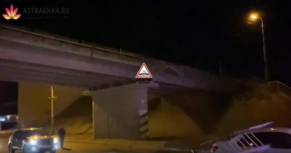 обрушение леерного ограждения моста в Астрахани