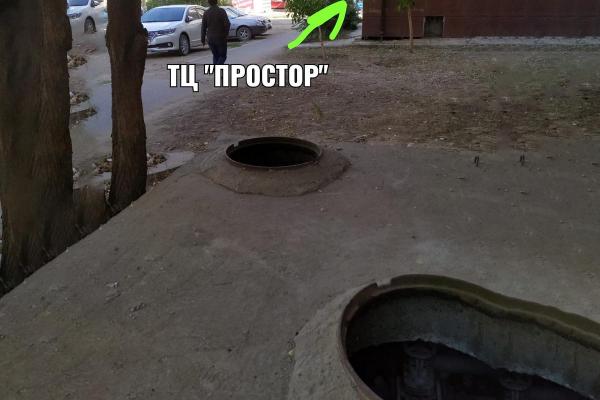 В микрорайоне Бабаевского полно открытых канализационных люков.