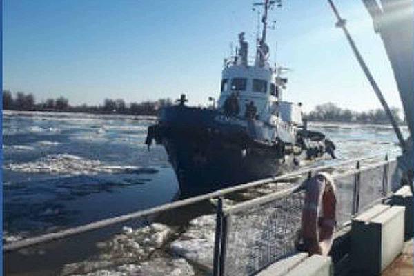 В дополнение к коммунальной катастрофе областного центра, в Астраханской области «замерзло» несколько паромных переправ
