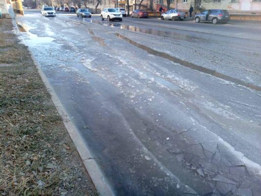 В Астрахани многие улицы из-за аварийных водопроводных труб превращаются в каток.