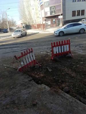 В Астрахани многие улицы из-за аварийных водопроводных труб превращаются в каток.