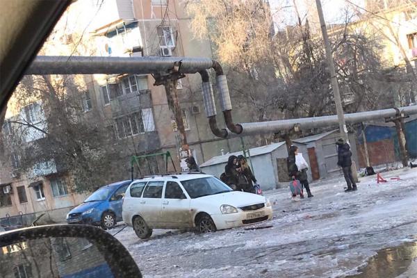В Астрахани продолжается ликвидация порывов труб водоснабжения