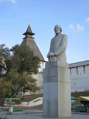 Памятник Илье Ульянову в Астрахани