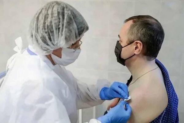 Российские СМИ сообщили, что Владимир Путин поручил со следующей недели начать массовую вакцинацию всех россиян. 