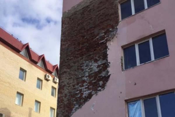 На ул. 1-я Перевозная, 131 рухнула облицовка стены общежития