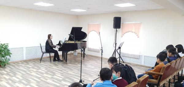 3 февраля в концертном зале "Школа искусств" Володарского района прошло мероприятие, посвященное 100-летию со дня рождения советского композитора Арно Бабаджаняна