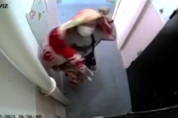 Астраханец наносит удары кирпичом по соседской двери