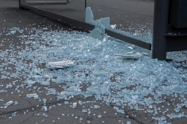 В Астрахани вандалы разбили стекло остановочного комплекса у ТЦ «Адмиралтейский»