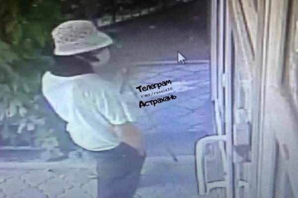 В Астрахани мужчина в женской шапочке пытался проникнуть в чаёвню 