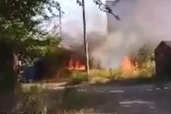 В Астрахани сгорел грузовик, провалившись колесом в яму на дороге