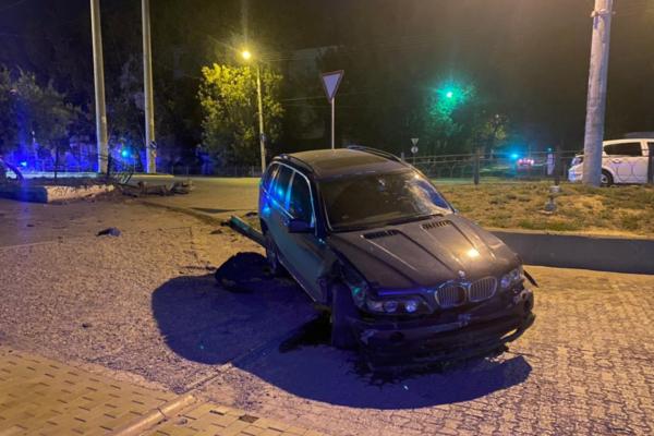 В Астрахани водитель «BMW» с кучей неоплаченных штрафов насмерть сбил женщину