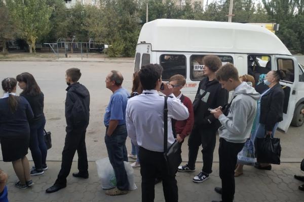 Астраханцы жалуются на огромные очереди на остановках