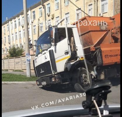 В Астрахани мусоровоз провалился под землю