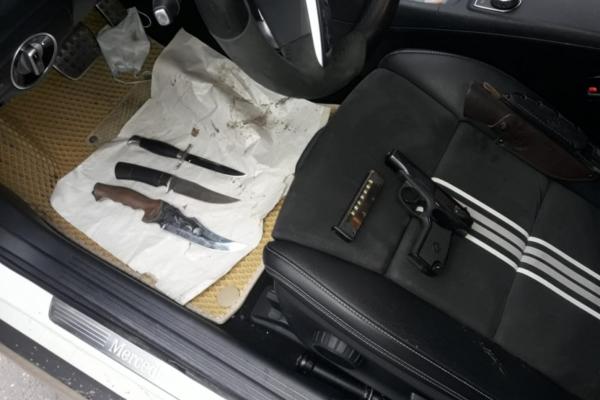 Астраханец угрожал пистолетом водителю за замечание на дороге