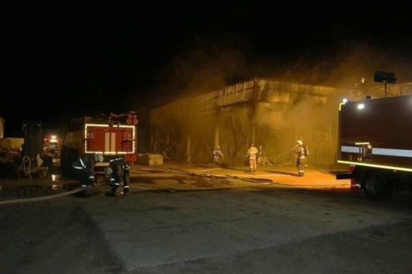 В Камызякском районе тушат крупный пожар в ангаре