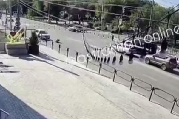 Астраханка, проехав на красный, сбила двух детей на пешеходном переходе