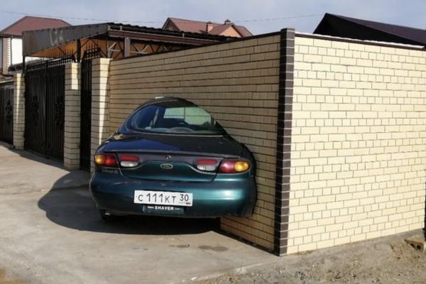 Астраханцы украсили свой забор половиной автомобиля
