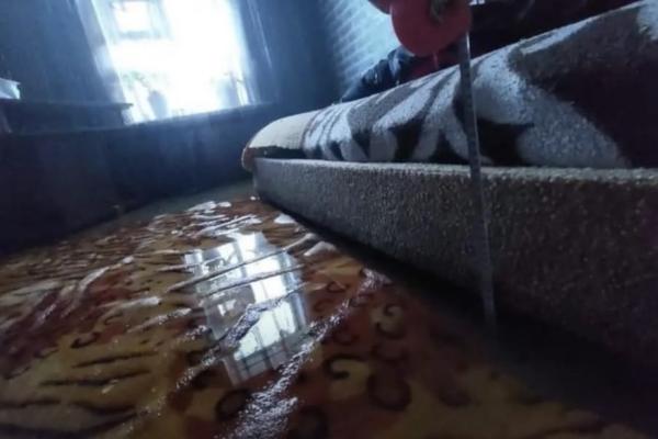 Астраханка в затопленном доме умоляет властей о помощи