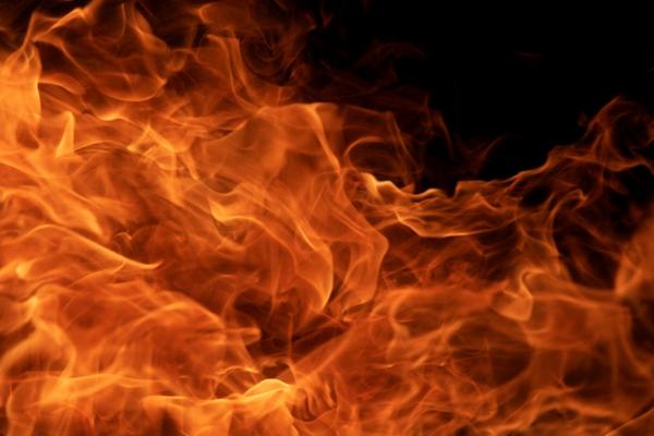 В Астраханской области в пожаре погибли двое детей, пострадали еще двое и их мать