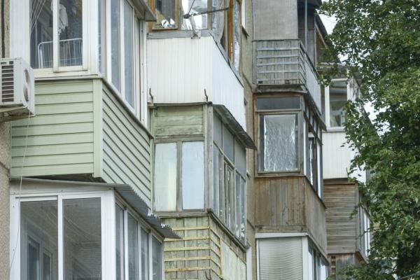 Астраханцы могут получить штраф за обшивку или остекление балкона