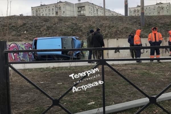В Астрахани на улице Бориса Алексеева перевернулась иномарка