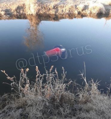 В Астраханской области водитель автомобиля утонул, съехав с дороги в канаву