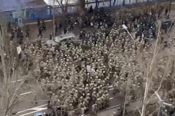 Беспорядки у соседей: в Казахстане бушуют протесты