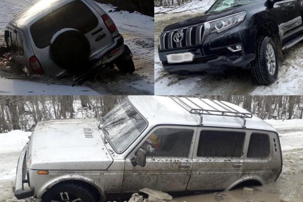 В Астраханской области жители жалуются на дорогу, засасывающую машины 