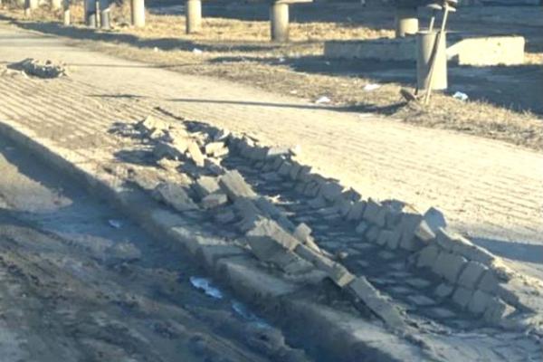 В разрушении тротуара в Астрахани могут быть виновны десятки водителей