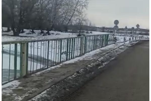 Мост в Астраханской области продолжает проседать