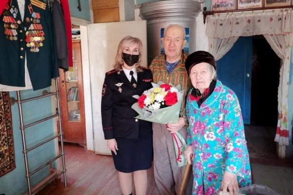 Астраханские полицейские поздравили супругов-ветеранов Великой Отечественной войны с праздником