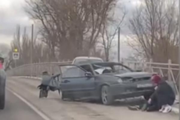 В  Астрахани в аварии смяло заднюю часть автомобиля, вылетевшего на встречку