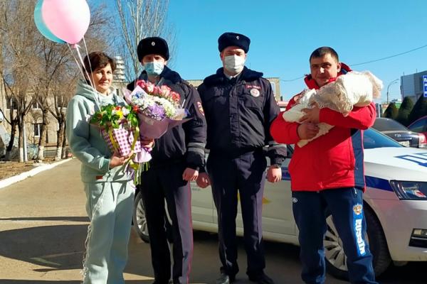 Астраханке, неожиданно начавшей рожать по пути в больницу, помогли сотрудники Госавтоинспекции