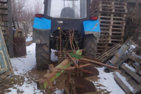 В Астраханской области мужчина решил отомстить бывшему мужу своей жены и испортил его трактор