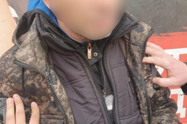 Астраханец напал на школьника в подъезде и отобрал смартфон