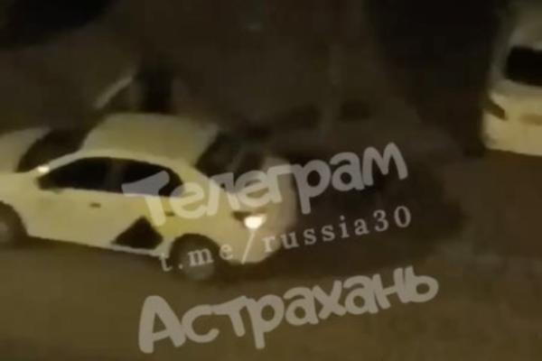 В Астрахани очевидцы сняли на видео, как таксист избивает девушку