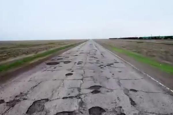 В Астраханской области дорога к Ахтубинску вызывает серьёзные опасения 
