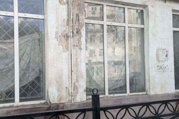 В Астрахани после дождя на здании обнажилась старинная надпись