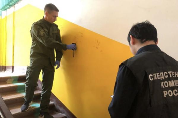 В Астрахани сосед напал на пожилую женщину и выбросил её с лестницы
